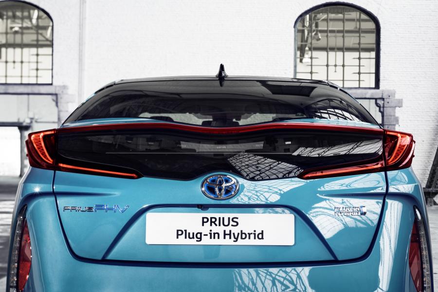 Детали экстерьера Toyota Prius Plug-in Hybrid 2016 года  (фото 79 из 187)
